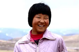 《变形计》14年，与爷爷相依为命的丫头去世，富二代做法暖人心图片