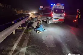 黑夜中的一道光，守护在身边的交警正能量图片