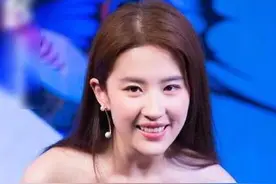 为什么女星很少穿旗袍上节目？看到baby的坐姿后，网友表示心疼图片