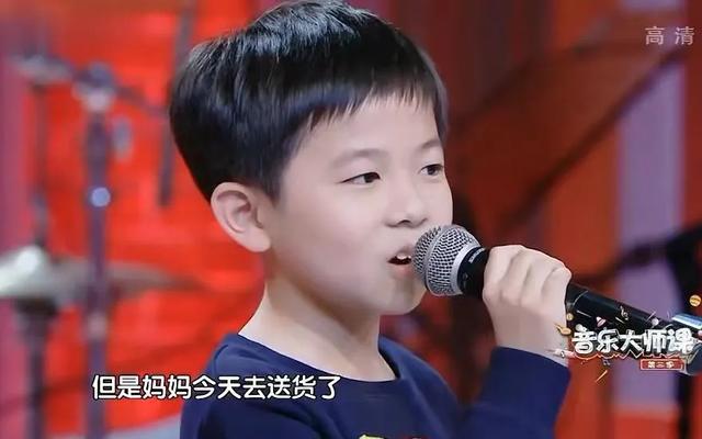 11岁“奥特曼”男孩路边卖樱桃,摘下面具后网友泪目了