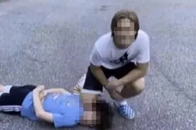 英美白人青少年，竟玩起“跪杀”游戏图片