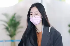 和华晨宇频繁秀恩爱后，张碧晨低调出行超独立，逛宠物店有深意图片