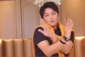 49岁陈志朋被吐槽发福，开美颜却撞脸尹正，网友直呼认不出图片