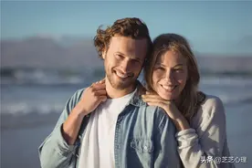 心理学：看穿男性搭肩膀时的心理，女性被搭肩膀时的心理图片