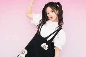 杨超越戴蝴蝶结发饰扎双马尾，穿花朵背带裙元气俏皮图片