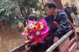 祝福！河南51岁农村大叔头婚捧花迎亲，49岁新娘带2孩子出嫁图片