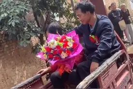祝福！河南51岁农村大叔头婚捧花迎亲，49岁新娘带2孩子出嫁图片