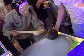 孟婆汤火爆郑州，上万人争相品尝，面具下的孟婆到底有多美图片