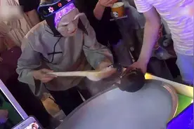 孟婆汤火爆郑州，上万人争相品尝，面具下的孟婆到底有多美图片