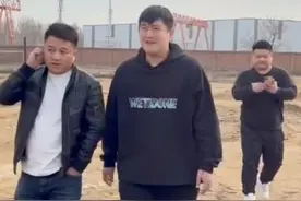 赵本山23岁儿子现身工地，身体壮实衣着朴素，身家几十亿好低调图片