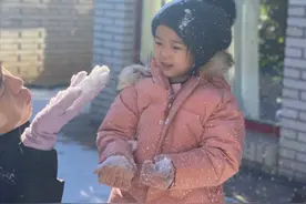 高云翔陪5岁女儿玩耍！豪宅曝光宽敞明亮，离婚后和前妻相处融洽图片
