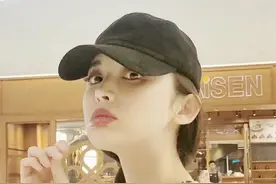 娜扎把香奈儿鞋都穿到“脱皮”，站直后凹出平行腿，看了都爱图片