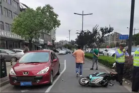 扬州一电动车撞上了临时停车的轿车，看看如何定责？图片