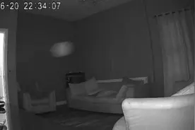 英国女子查看家里监控时受到吓，疑似发现超自然现象图片