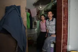 故事：婶婶得癌症第5年，叔叔让她安心治病，带回小13岁的女朋友图片