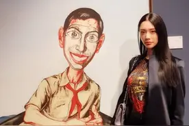 被“韩国第一美女”克拉拉美到，穿健美裤出行，邻家脸却有好曲线图片