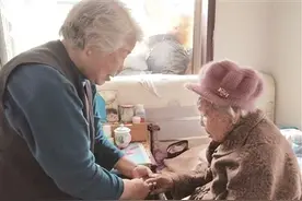 77岁洛阳闺女为110岁小脚老妈做绣花鞋，女婿说照顾老人是一种幸福图片