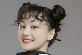 郑爽“泡面刘海”很吸睛，眼底妆容显俏皮，眼神也是电力十足图片