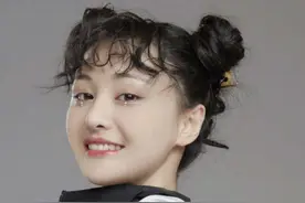 郑爽“泡面刘海”很吸睛，眼底妆容显俏皮，眼神也是电力十足图片