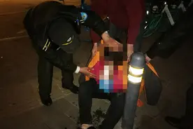 郑州一女子夜市豪饮七两白酒惊呆众人，散场后醉卧街头呼呼大睡图片