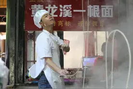 走红膨胀的“拉面小哥”，如今重回拉面岗位，月薪拿了5000元图片