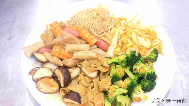 厨师长教你在家如何做麻辣烫，以及汤汁的熬制，做法详细易学