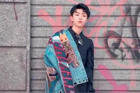 王俊凯的街头少年风太有范儿，单肩披着外套够霸气图片