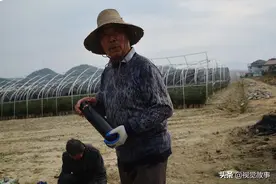 76岁大爷儿孙满堂，抽烟60多年，天天“逼”自己干活图片