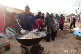 山西小伙在河南农村做烩菜10多年，1锅卖600元年赚40万图片