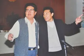 他是侯宝林的徒弟，表演相声以火爆见长，舞台效果甚至超过马季图片