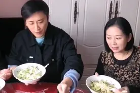 乡爱14路透曝光，赵四老婆造型好美嫩似18岁，与儿子同框似姐弟图片