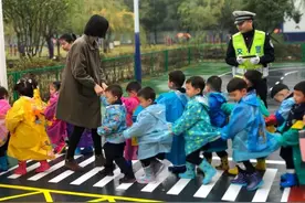幼儿园老师带小朋友过马路，社会秩序教育意义重大，要从娃娃抓起图片