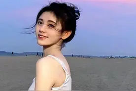 鞠婧祎的写真太惊艳了，白皙不长痣的肌肤哪个女孩不羡慕呢？图片
