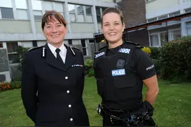 英国警察制服，衬衣外面穿防弹衣，女警的领巾很有特色图片
