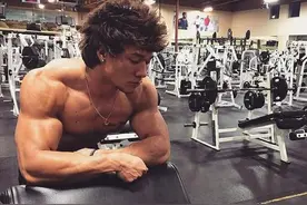 中德混血大男孩，健身12年，八块腹肌，麒麟臂，安全感爆棚图片