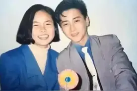 "爸，你当年看上我妈的钱了吧？"网友晒父母结婚照，爸爸太帅了图片