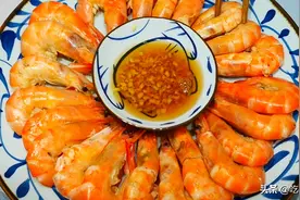 煮虾不要只会加水煮，记住这2个诀窍，虾肉鲜嫩入味，而且没腥味图片