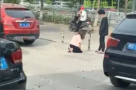 卑微的爱情！浙江一女孩跪在地上请求原谅，男友面无表情不为所动图片