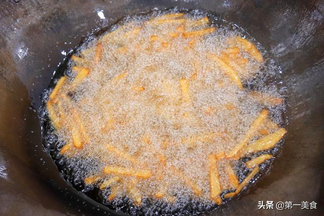 厨师长分享家庭版炸土豆条做法，外酥里软很讲究，比店里卖得好