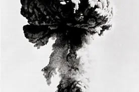 原子弹爆炸成功，一张宣传照片，周恩来要求必须将地面部分裁掉图片