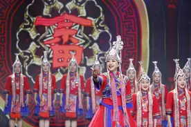 畲族百灵鸟兰兰《彩带献北京》歌唱时代 爱心投入社会公益图片