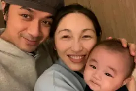古巨基晒一家三口，52岁妻子高龄产子难掩老态，网友：太拼了图片