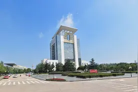 武汉城区最拉风高校：入学发自行车，骑行上下课，住复式楼别墅图片