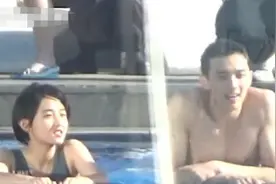 吴磊张子枫新剧路透被曝光，露天泳池嬉戏好甜，吴磊腹肌身材抢镜图片