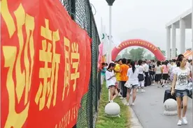 女儿上大学，家长每周给200生活费过分吗？听听这些学生怎么说图片