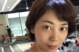 48岁央视主持劳春燕晒健身照，面色红润，穿紧身衣身材好似少女图片