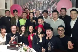 章泽天陪刘强东参加大佬聚餐，深夜离席前簇后拥，老板们亲自相送图片