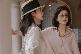 三木妈妈变身“酷姥姥”，穿搭时髦胜过女儿，她自信的样子美极了图片