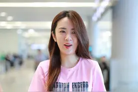 王晓晨也作妖，粉T恤配鱼尾半身裙甜美俏皮，穿毛毛拖鞋太抢镜图片