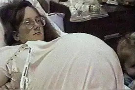 首例七胞胎一天喝42瓶奶粉，用52片尿布，23年过去了如今怎样？图片